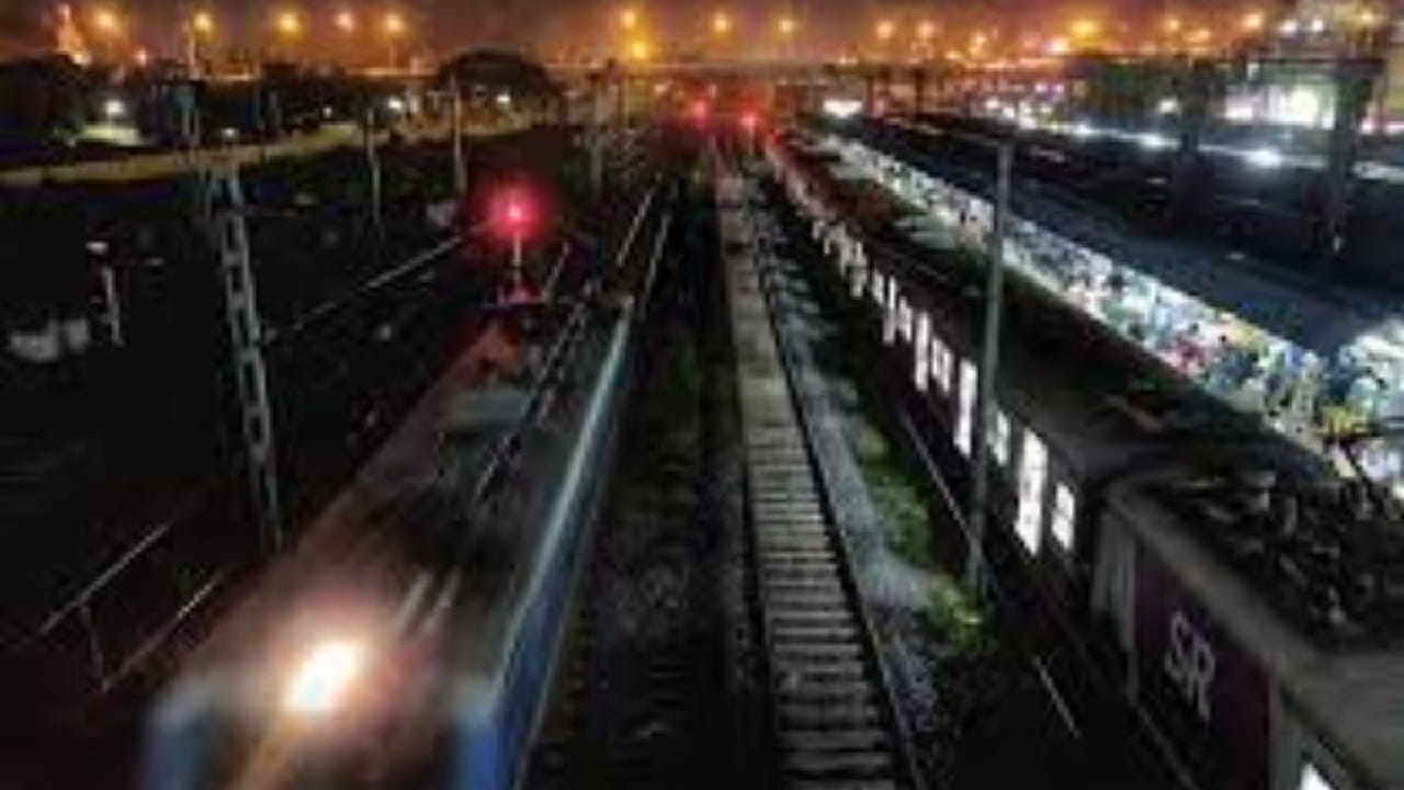 जेव्हा लोकल ट्रेन एका पॉवर झोनमधून दुसऱ्या पॉवर झोनमध्ये प्रवेश करते तेव्हा काही सेकंदांसाठी वीजपुरवठा बंद केला जातो. याच क्षणी स्टेशनवरील लाईट्सही थोड्या वेळासाठी बंद होतात. मात्र ही प्रक्रिया नियोजित आणि सुरक्षित असून याचा प्रवाशांच्या सुरक्षिततेवर कोणताही परिणाम होत नाही.