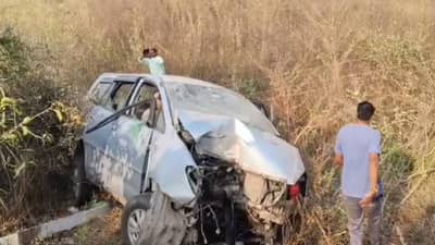 Car Accident : वेळ आलेली, रात्री 2 च्या सुमारास अत्यंत भीषण अपघात, इनोव्हा कार दोन ते तीनवेळा पलटली