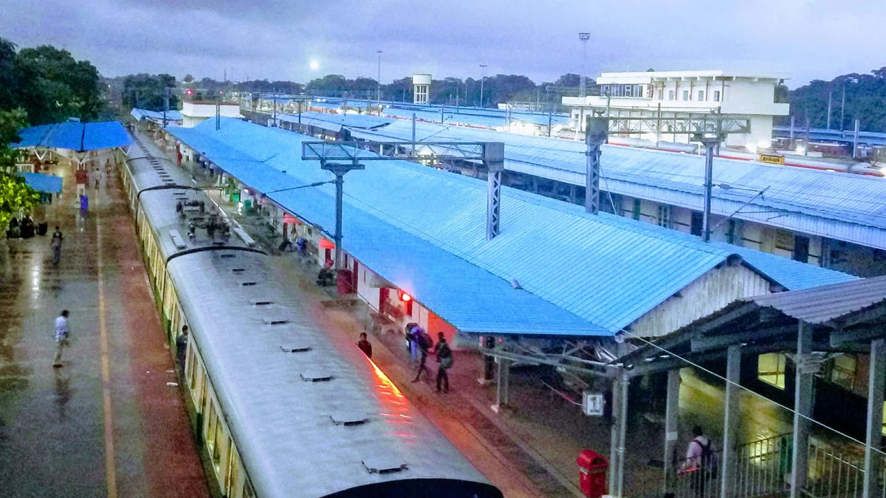 भारतात प्रवास करणारे परदेशी पर्यटक रेल्वेची व्याप्ती व्यवस्थापन आणि सुविधा पाहून अनेकदा आश्चर्यचकित होतात. सोशल मीडियावरही असे अनेक व्हिडिओ व्हायरल होत असतात. ज्यामध्ये विदेशी प्रवासी भारतीय रेल्वेचे भरभरून कौतुक करताना दिसतात.