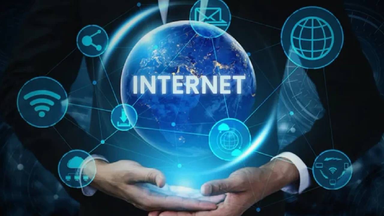 इंटरनेट एक्सेस हा काही सरकारच्या अख्त्यारीतील इंटरनेट कॅफे पुरताच मर्यादित आहे. हे कॅफे केवळ राजधानीतच उपलब्ध आहेत. या कॅफेत इंटरनेट स्पीडही अत्यंत संथ आहे. या ठिकाणी, कॅफेत जर तुम्ही एक तास इंटरनेटचा वापर केला तर काम होईल की नाही ते माहिती नाही पण तुम्हाला 100 रुपये खर्च करावे लागतील.