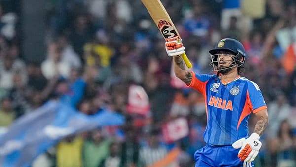 आयसीसी टी 20I वर्ल्ड कप स्पर्धेच्या 10 व्या पर्वात (T20i World Cup 2026) एका जागेचा अपवाद वगळता सुपर 8 फेरीचं चित्र स्पष्ट झालं आहे. आतापर्यंत इशान किशन आणि श्रीलंकेच्या पाथुम निसंका या फलंदाजांनी स्फोटक बॅटिंगच्या जोरावर चाहत्यांचं लक्ष वेधलं आहे. तर दुसऱ्या बाजूला या टी 20i वर्ल्ड कप स्पर्धेच्या इतिहासात काही असे फलंदाज आहेत ज्यांनी सर्वात कमी स्ट्राईक रेटने धावा केल्यात. त्या 5 फलंदाजांबाबत जाणून घेऊयात. (Photo Credit : PTI)