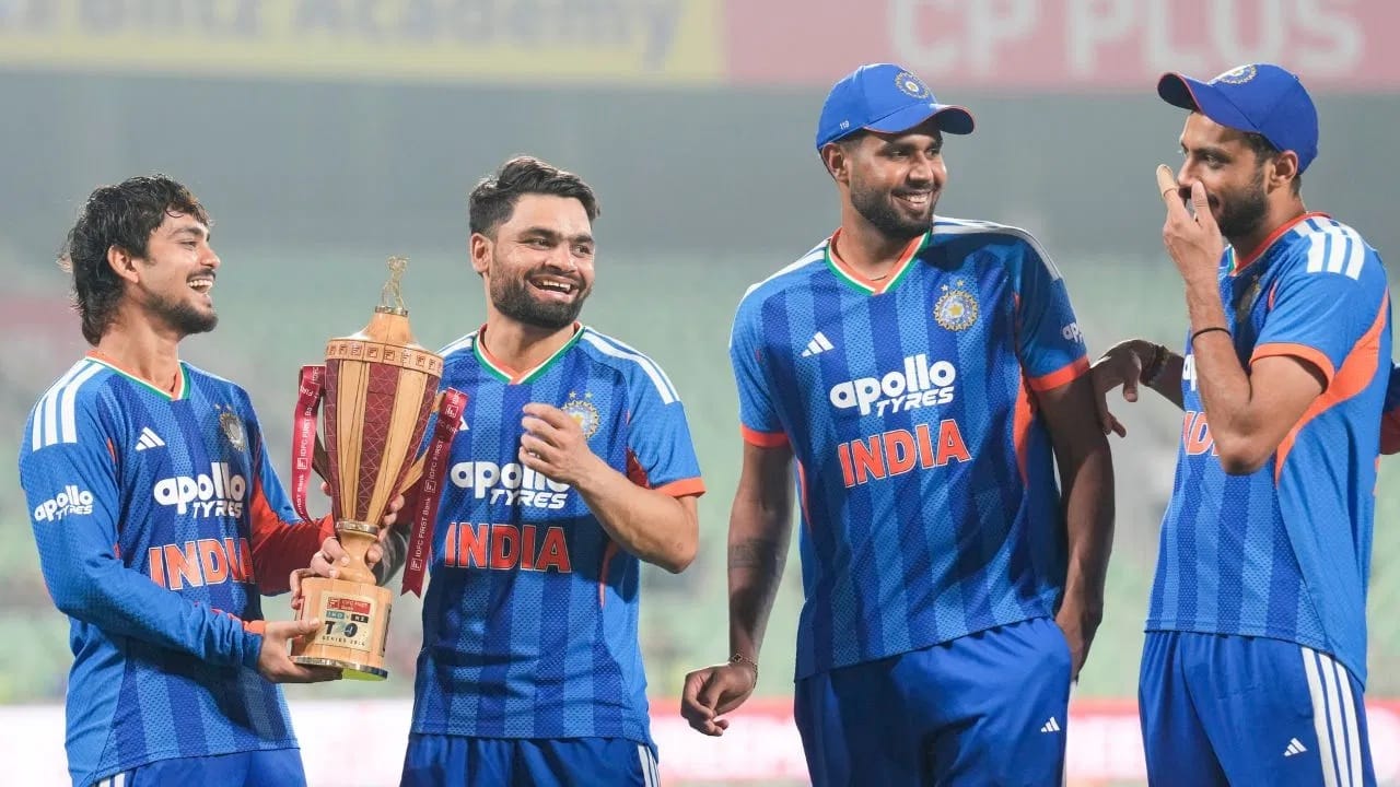 टीम इंडियाने टी 20 वर्ल्ड कपआधीच्या शेवटच्या मालिकेत धमाका केला. भारताने न्यूझीलंडचा 5 सामन्यांच्या टी 20i मालिकेत 4-1 अशा एकतर्फी फरकाने धुव्वा उडवला. भारताला या दणदणीत विजयानंतर गूड न्यूज मिळाली आहे. भारताचा मॅचविनर खेळाडू फिट झाला आहे. (Photo: PTI)