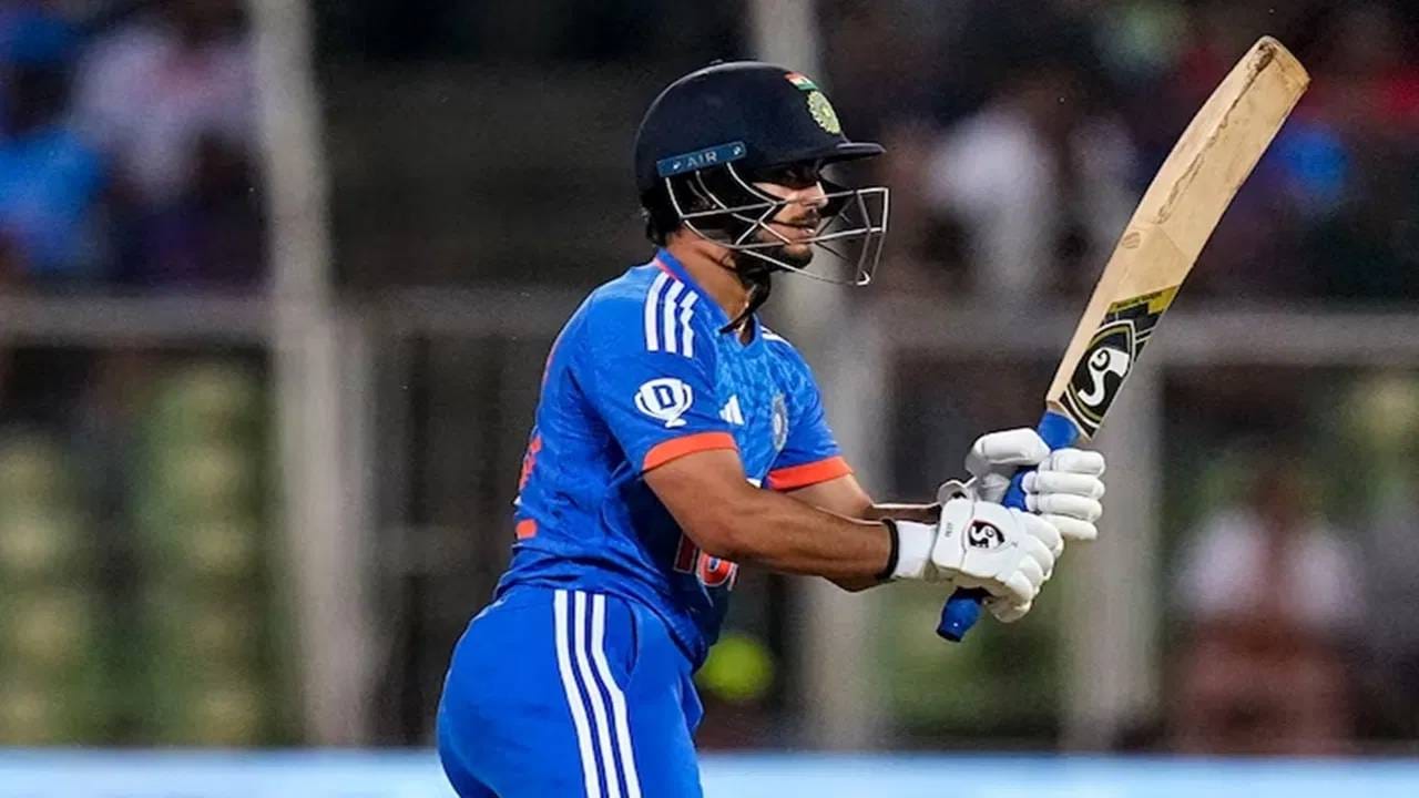 इशान किशन जसा धावांचा पाऊस पाडतो तसाच तो संपत्ती कमावण्यातही मागे नाहीय. इशान किशनने क्रिकेटच्या माध्यमातून भरपूर माया जमवलीय. इशान किशनने कालच्या सामन्यात 10 फोर आणि 3 सिक्स मारले. महत्वाचं म्हणजे जिथे फिल्डर नाहीत, अशाच ठिकाणी त्याने फटकेबाजी केली. 