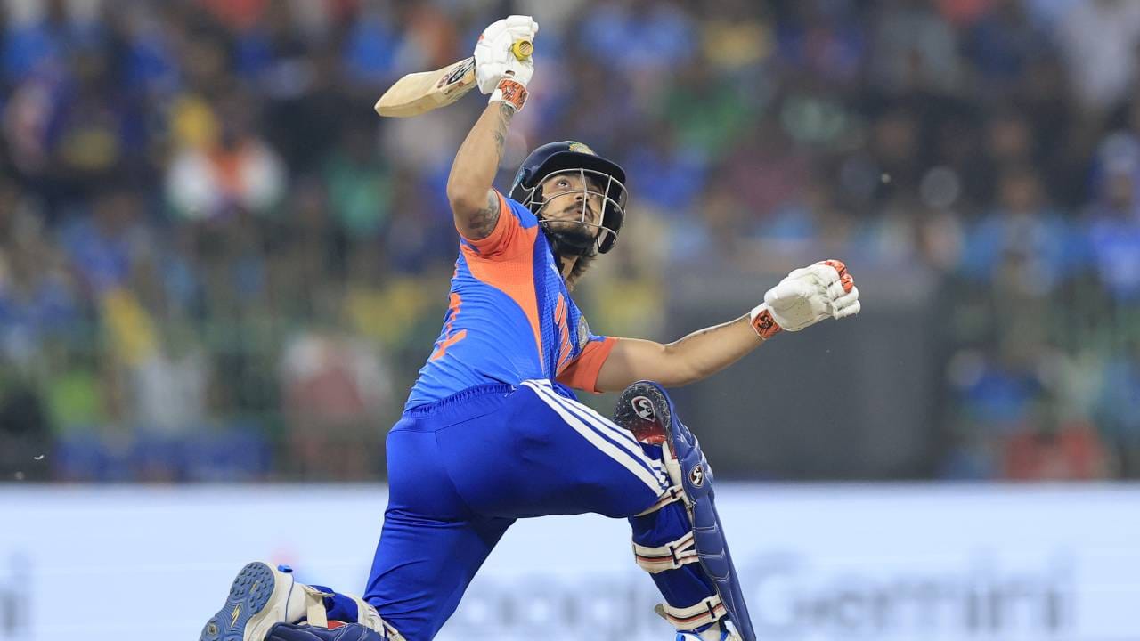 आयसीसी टी20 क्रमावारीत इशान किशनने जबरदस्त झेप घेतल्याचं दिसत आहे. टी20 वर्ल्डकप स्पर्धेतील तीन सामन्यात केलेल्या कामगिरीच्या जोरावर त्याला टॉप 10 मध्ये स्थान मिळालं आहे. त्याने एकाच वेळी 17 फलंदाजांना मात दिली आहे. (Photo- BCCI Twitter)