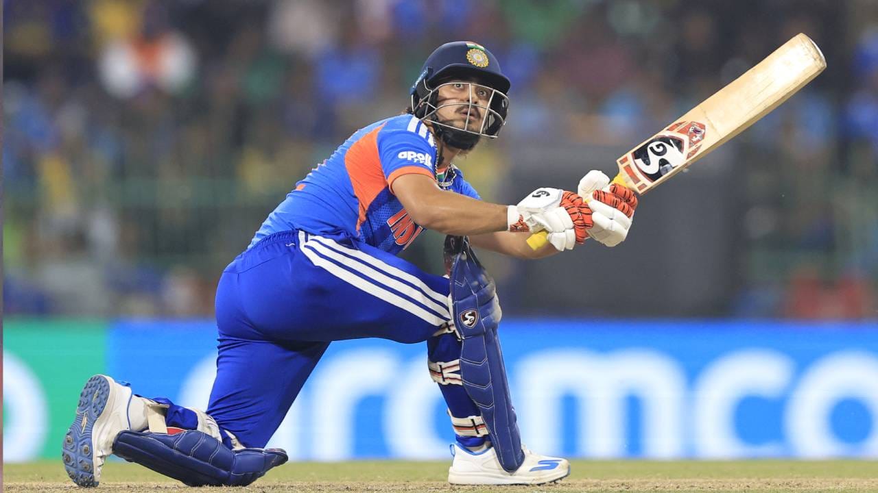 पाकिस्तानविरुद्धच्या सामन्यात पहिल्या षटकाच्या शेवटच्या चेंडूवर अभिषेक शर्मा शून्यावर बाद झाला. त्यामुळे संघावर दडपण वाढलं होतं. पण इशान किशन स्ट्राईकला आणि दुसऱ्या षटकाच्या पहिल्याच चेंडूवर षटकार मारून हेतू स्पष्ट केला. (Photo- BCCI Twitter)