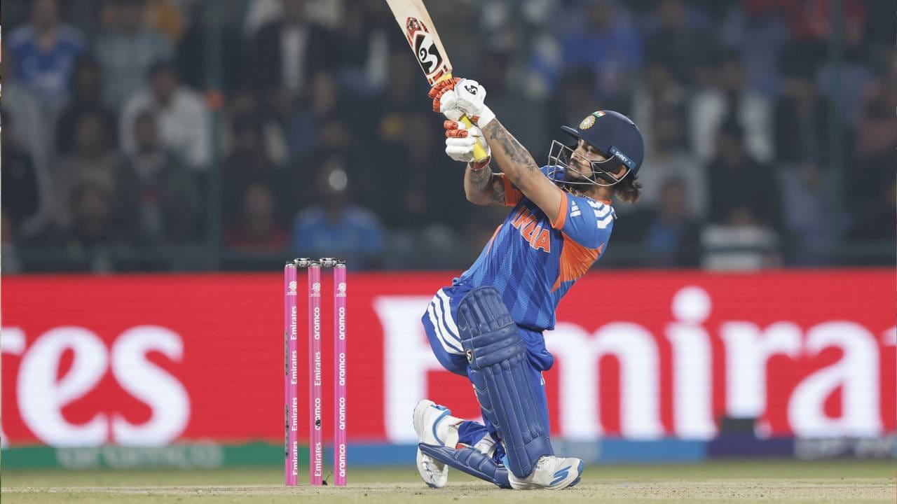 टी20 वर्ल्डकप स्पर्धेतील भारताचा दुसरा सामना नामिबियाशी होत आहे. या सामन्यात अभिषेक शर्मा तब्येत असल्याने खेळला नाही. पण त्याची उणीव इशान किशनने जाणवून दिली नाही. त्याने आक्रमक खेळी करत नामिबियन गोलंदाजांना सळो की पळो करून सोडलं. (Photo- BCCI Twitter)