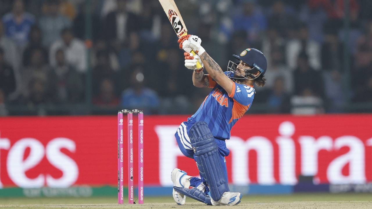 पाकिस्तानविरुद्ध टी20 आंतरराष्ट्रीय क्रिकेटमध्ये सर्वाधिक धावा करणाऱ्या खेळाडूंच्या यादीत इशानने स्थान मिळवलं आहे. इशान या यादीत चौथ्या स्थानावर आहे. या यादीत विराट कोहली नाबाद 82 धावांसह पहिल्या, पाकिस्तानचा मोहम्मद रिझवाना नाबाद 79 धावांसह दुसऱ्या, विराट कोहली नाबाद 78 धावांसह तिसऱ्या आणि इशान किशन 77 धावांसह चौथ्या स्थानी आहे.  (Photo- BCCI Twitter)