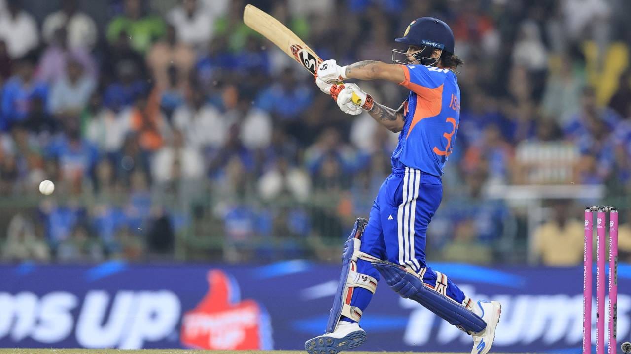 भारत पाकिस्तान टी20 आंतरराष्ट्रीय क्रिकेटमध्ये इशान किशनने मारलेलं हे तिसरं वेगवान अर्धशतक आहे. या यादीत पाकिस्तानचा मोहम्मद हाफिज आघाडीवर आहे. त्याने 2012 मध्ये भारताविरुद्ध 23 चेंडूत अर्धशतक ठोकलं होतं. त्यानंतर अभिषेक शर्माने पाकिस्तानविरुद्ध 24 चेंडूत आणि इशान किशनने 27 चेंडूत अर्धशतक ठोकलं आहे.  (Photo- BCCI Twitter)