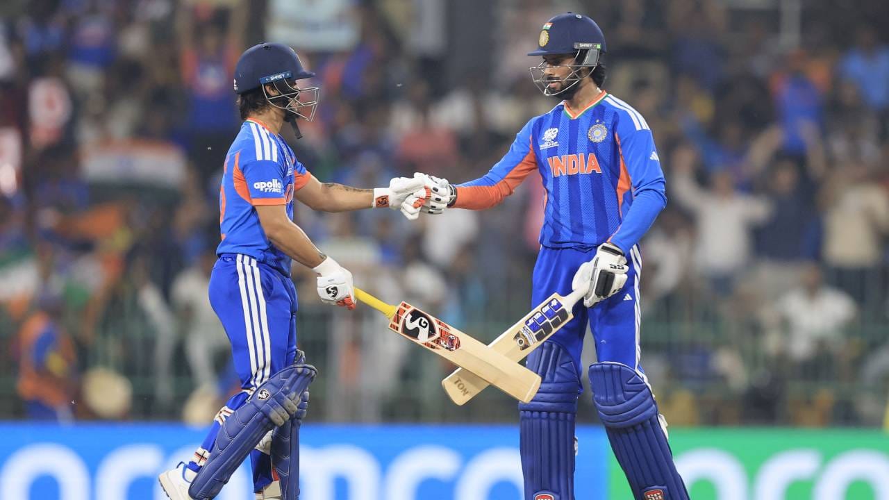 इशान किशन आता अभिषेक शर्माच्या जागेवर डोळा ठेवून आहे. गेल्या काही आठवड्यांपासून अभिषेक शर्मा पहिल्या स्थानावर आहे. पण मागच्या दोन सामन्यात त्याला खातंही खोलता आलं नाही. त्यामुळे त्याचं स्थान डळमळीत होताना दिसत आहे. (Photo- BCCI Twitter)