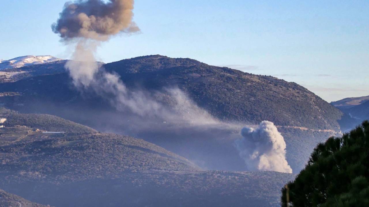 या हल्ल्यानंतर इस्रायली सैन्याने संपूर्ण देशात एअर रेड सायरन वाजवून लोकांना सर्तक केलं. इराणकडून मिसाईल हल्ला होऊ शकतो. म्हणून नागरिकांना शेल्टर जवळच थांबण्यास सांगितलं आहे. (Reeuter)