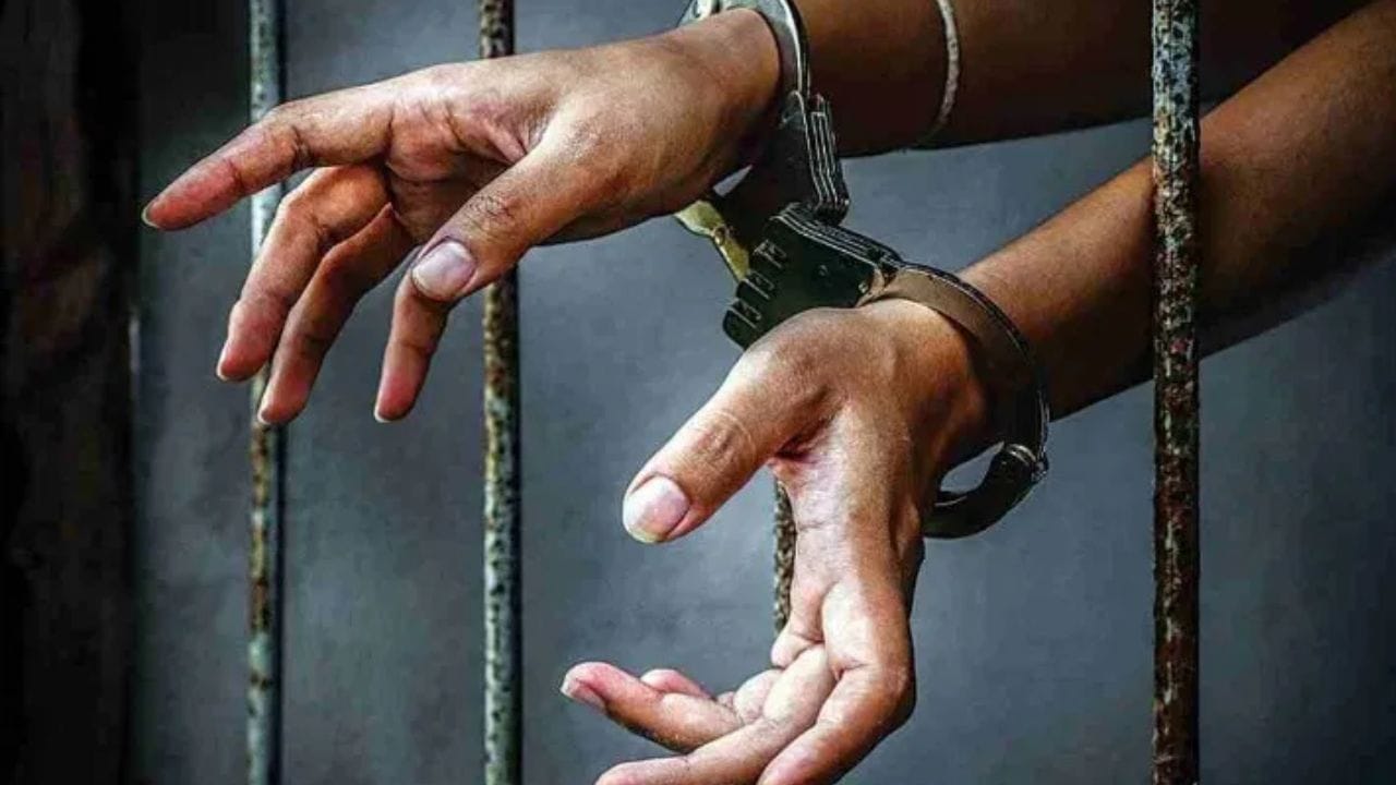 प्रचंड प्रमाणात स्वयंपाक: तुरुंगात हजारो कैद्यांसाठी एकाच वेळी जेवण बनवले जाते. मोठ्या भांड्यांमध्ये मोठ्या प्रमाणात शिजवल्यामुळे चवीकडे दुर्लक्ष होते, त्यामुळे जेवण बेचव बनते.  