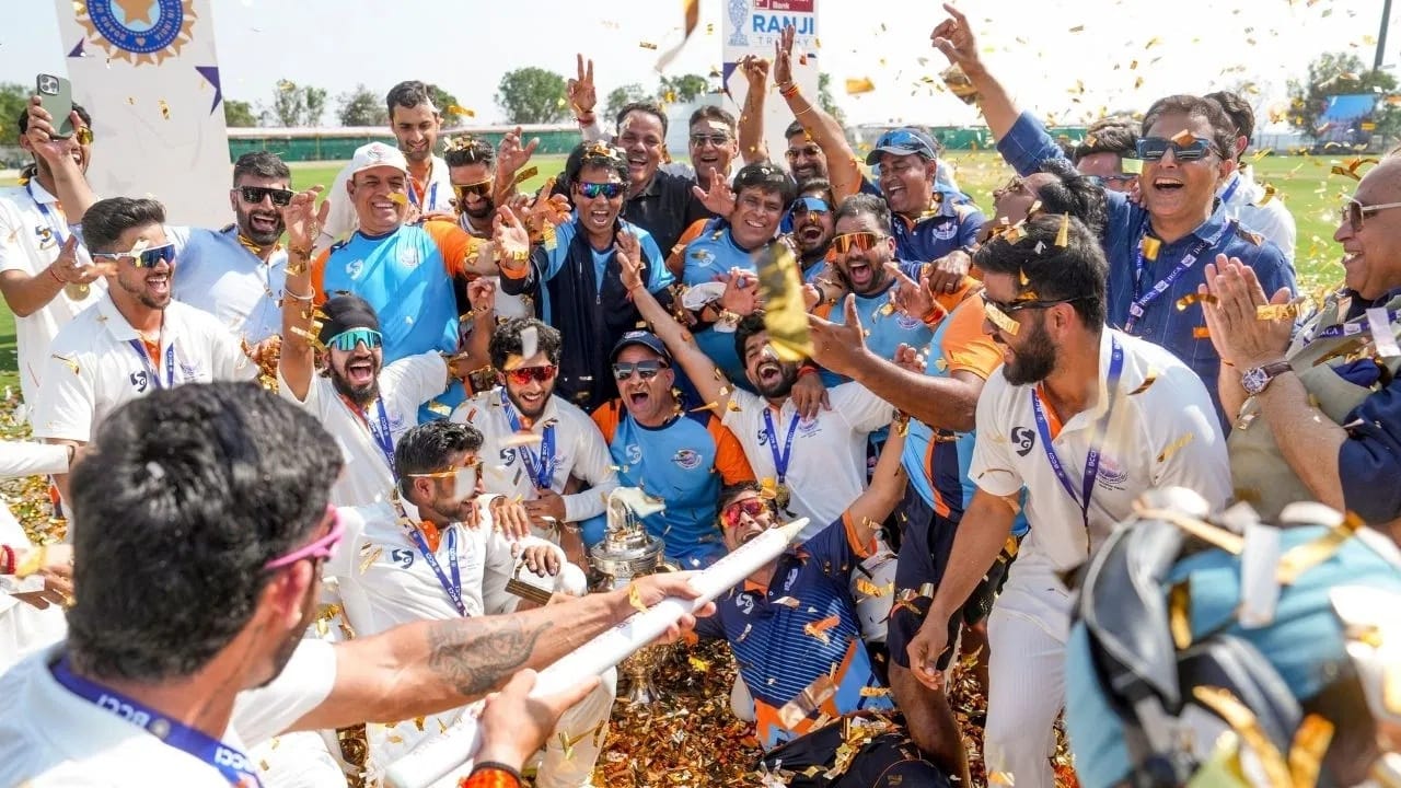 जम्मू काश्मीरने कर्नाटक विरुद्ध त्यांच्याच घरच्याच मैदानात महाअंतिम सामन्यात पहिल्या दिवसापासून घट्ट पकड मिळवली होती. जम्मूने काश्मीरने पाचव्या आणि अंतिम दिवशी दुसऱ्या डावात 342 धावा केल्या होत्या. त्यानंतर सामना अनिर्णित राहिला. जम्मूने पहिल्या डावात 291 धावांची आघाडी घेतली होती. जम्मू या जोरावर चॅम्पियन ठरली. (Photo Credit: PTI)