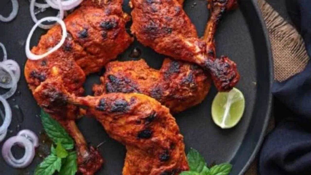 चिकनची वाढती लोकप्रियता : जपानमध्ये सध्या चिकन हे सर्वात लोकप्रिय मांस आहे. हे केवळ घराघरातच नाही, तर तिथल्या 'कन्वेनिअन्स स्टोअर्स' मध्ये अत्यंत स्वस्त आणि चविष्ट नाश्ता म्हणून विकले जाते. आरोग्याबाबत जागरूक असलेल्या जपानी लोकांसाठी चिकन हा प्रोटीनचा उत्तम स्रोत मानला जातो.