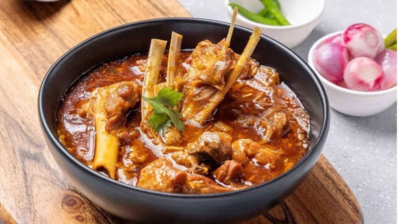 वाग्यू बीफ : जपानचे 'वाग्यू' (Wagyu) आणि 'कोबे' (Kobe) बीफ जगभरात प्रसिद्ध आहे. हे मांस त्याच्या 'मार्बलिंग' (मांसातील चरबीचे प्रमाण) आणि मऊपणासाठी ओळखले जाते. हे खूप महाग असल्याने जपानी लोक ते रोज न खाता सण किंवा खास प्रसंगी खाणे पसंत करतात.