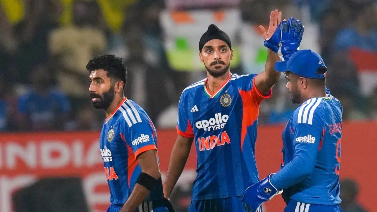 सूर्यकुमार यादव याच्या नेतृत्वात टीम इंडिया आयसीसी टी 20i वर्ल्ड कप 2026 स्पर्धेत सुपर 8 फेरीतील आपला पहिला सामना दक्षिण आफ्रिकेविरुद्ध खेळणार आहेत. या सामन्यात अर्शदीप सिंह आणि जसप्रीत बुमराह या 2 भारतीय वेगवान गोलंदाजांमध्ये चुरस पाहायला मिळण्याची शक्यता आहे. (Photo Credit : PTI)