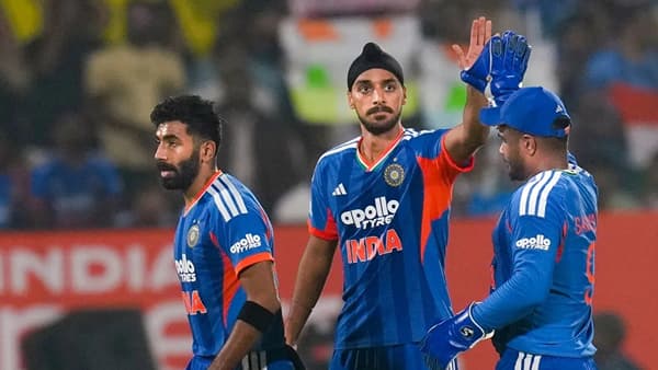 सूर्यकुमार यादव याच्या नेतृत्वात टीम इंडिया आयसीसी टी 20i वर्ल्ड कप 2026 स्पर्धेत सुपर 8 फेरीतील आपला पहिला सामना दक्षिण आफ्रिकेविरुद्ध खेळणार आहेत. या सामन्यात अर्शदीप सिंह आणि जसप्रीत बुमराह या 2 भारतीय वेगवान गोलंदाजांमध्ये चुरस पाहायला मिळण्याची शक्यता आहे. (Photo Credit : PTI)