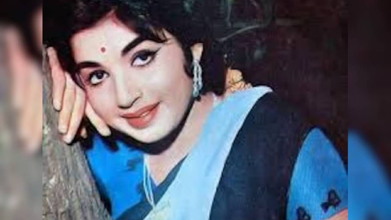 अभिनेत्री जयललिताने बालकलाकार म्हणून कारकीर्द सुरू केली. त्या एम.जी.आर. यांना गुरू मानत होत्या. त्यांच्यासोबत त्यांनी सुमारे २८ चित्रपटांमध्ये काम केले. अनेक लोक विचारतात की जयललिताने लग्न केले होते का? तर याचे उत्तर आहे नाही. त्यांनी कधी संसार केला नाही आणि त्यांना मुलबाळ नाही. जयललिताने तमिळ, तेलुगू आणि कन्नड भाषेत सुमारे १४० चित्रपटांमध्ये काम केले. पण हिंदीमध्ये फक्त एकच चित्रपट केला. लीड भूमिकेत, बॉलिवूडमध्ये त्यांनी १९६८ मध्ये आलेल्या 'इज्जत' चित्रपटात काम केले. या चित्रपटात त्यांच्यासोबत धर्मेंद्र होते. तसेच तनुजाही लीड रोलमध्ये होती. चित्रपटात जयललिताने आदिवासी मुलगी झुमकीची भूमिका साकारली होती.