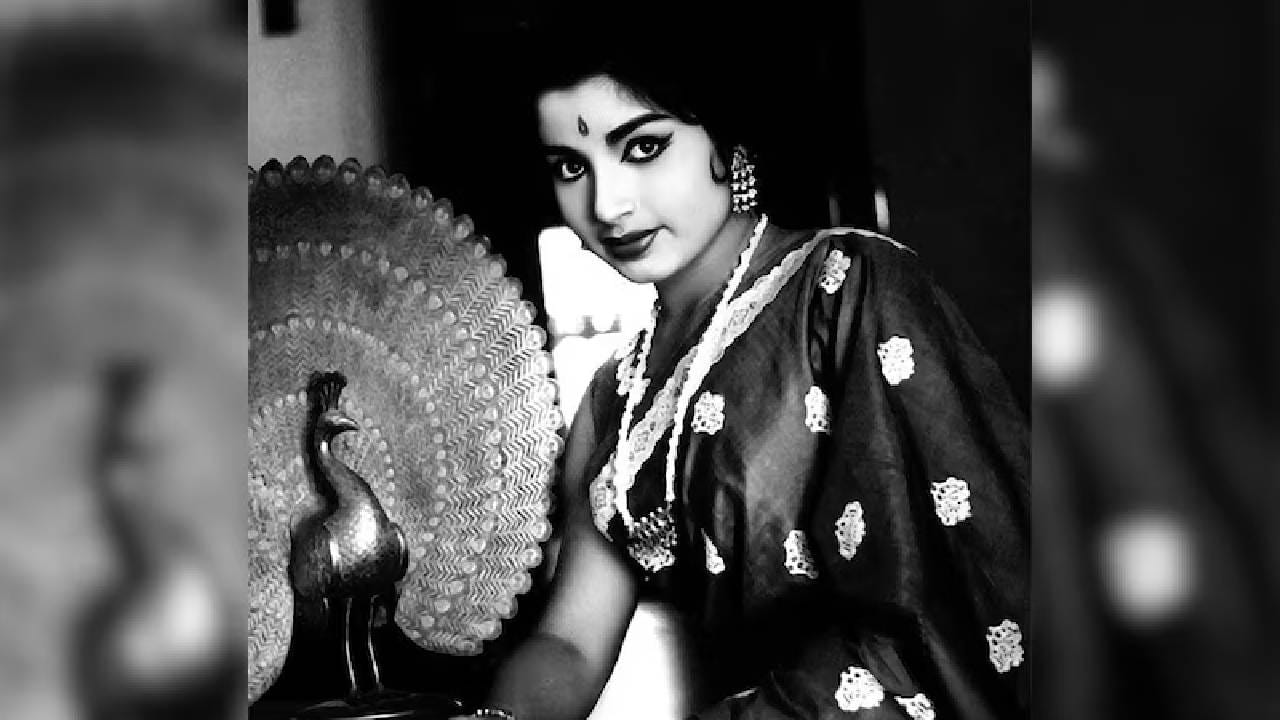 आम्ही बोलत आहोत दिग्गज अभिनेत्री आणि तमिळनाडूच्या माजी मुख्यमंत्री जे. जयललिता यांच्याबद्दल. त्यांच्या संपत्तीसमोर आजच्या मोठ्या-मोठ्या अभिनेत्रीही फिक्या पडतील. त्यांनी आपल्या सुपरहिट चित्रपट आणि राजकीय कारकीर्दीद्वारे अपार संपत्ती कमावली. पण एका उंचावलेल्या कारकीर्दीच्या मध्येच त्यांनी फक्त 31 वर्षांच्या वयात चित्रपट सोडले.