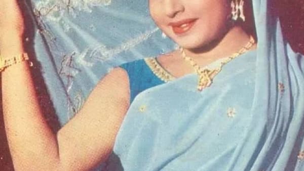 जर सर्वात श्रीमंत अभिनेत्रीची बातमी असेल तर आजच्या काळात जूही चावलाचे नाव घेतले जाते. ती सध्या सर्वात श्रीमंत हीरोइन आहे. पण तुम्हाला माहीत आहे का, एक अभिनेत्री अशी होती जिने भरपूर संपत्ती, प्रसिद्धी आणि नाव कमावले होते. एकेकाळी भारतीय सिनेमावर तिचे नाव गाजत होते. ती फक्त पडद्यावरची राणी नव्हती, तर राजकारणातही 'अम्मा' म्हणून ओळखली जात होती.