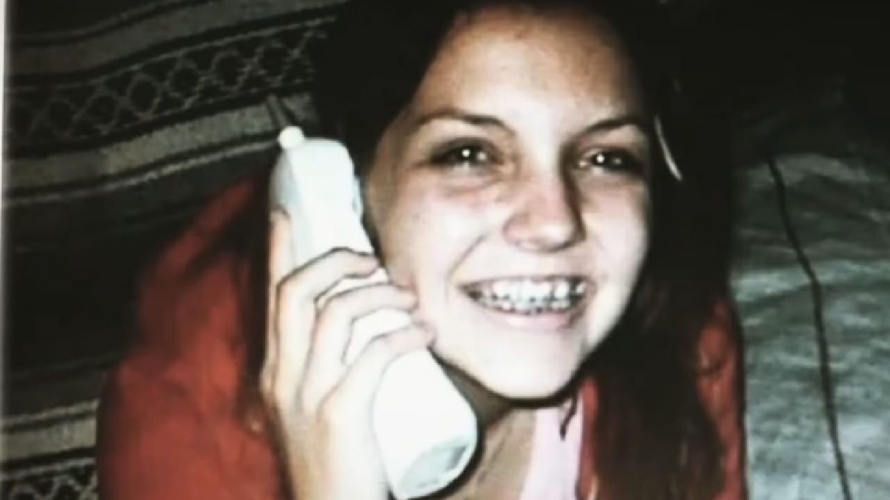 बॉलिवूडमधील काही चित्रपट असे आहेत, जे कितीही जुने झाले तरी प्रेक्षक ते प्रचंड आवडीने आजही बघतात. पण असाच एक चित्रपट आहे जो तब्बल 6 वर्षांनंतर अचानक पुन्हा एकदा ओटीटीवर ट्रेंडमध्ये आला आहे. या चित्रपटाची कथा अस्वस्थ करणारी आणि सत्यघटना आहे. 