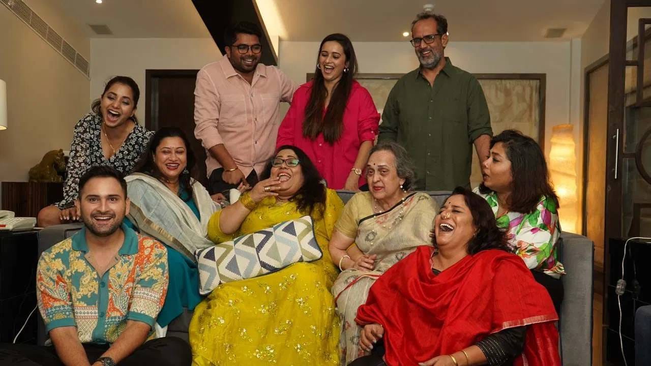 'झिम्मा'मध्ये सिद्धार्थ चांदेकर, सायली संजीव, क्षिती जोग, सोनाली कुलकर्णी, हेमंत ढोमे, अनंत जोग, सुचित्रा बांदेकर, सुहास जोशी, मृण्मयी गोडबोले, निर्मिती सावंत यांच्या भूमिका होत्या. तर दुसऱ्या भागात रिंकू राजगुरू आणि शिवानी सुर्वे यांची त्यात भर पडली होती. 
