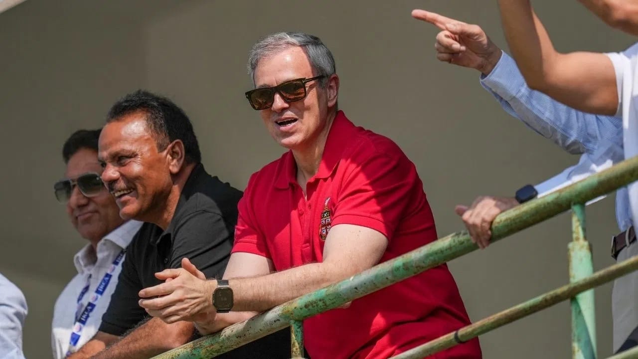 महाअंतिम सामना पाहण्यासाठी जम्मू-काश्मीरचे मुख्यमंत्री उमर अब्दुल्ला यांनी हजेरी लावली होती. विशेष म्हणजे मुख्यमंत्री महोदय सामन्याच्या पहिल्या दिवसापासून आपल्या संघाच्या खेळाडूंचा उत्साह वाढवत होते. (Photo Credit: PTI)