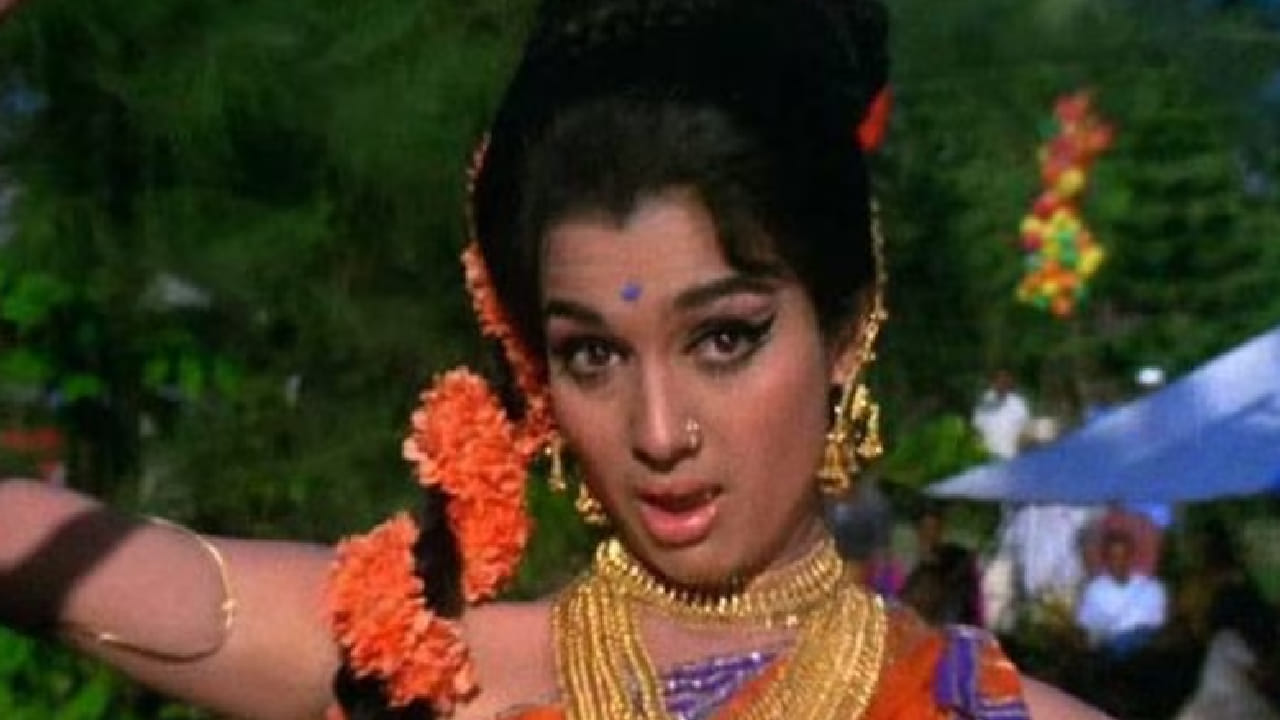 त्यांचे व्यावसायिक आयुष्य यशस्वी असले तरी वैयक्तिक आयुष्यात त्यांनी विवाह केला नाही. एका मुलाखतीत त्यांनी कबूल केले होते की त्यांना निर्माता नासिर हुसैन यांच्याबद्दल प्रेमभावना होत्या. मात्र, ते आधीच विवाहित होते. कोणाचे घर उद्ध्वस्त करून स्वतःचे नाते निर्माण करायचे नाही असा निर्णय घेत त्यांनी अविवाहित राहणे पसंत केले.