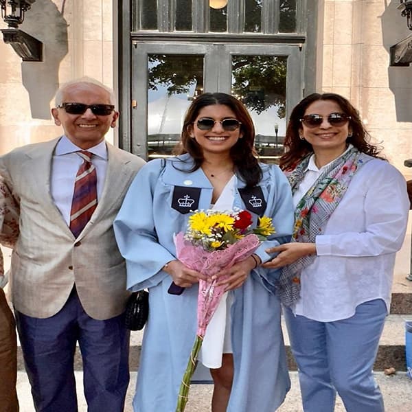 अभिनेत्री जुही चावला हिने सोशल मीडियावर पती जय मेहता आणि लेक जान्हवी मेहता यांच्यासोबत काही फोटो पोस्ट केले आहेत. सध्या सर्वत्र फक्त आणि फत्त जान्हवी आणि जुही यांच्या फोटोंची चर्चा रंगली आहे