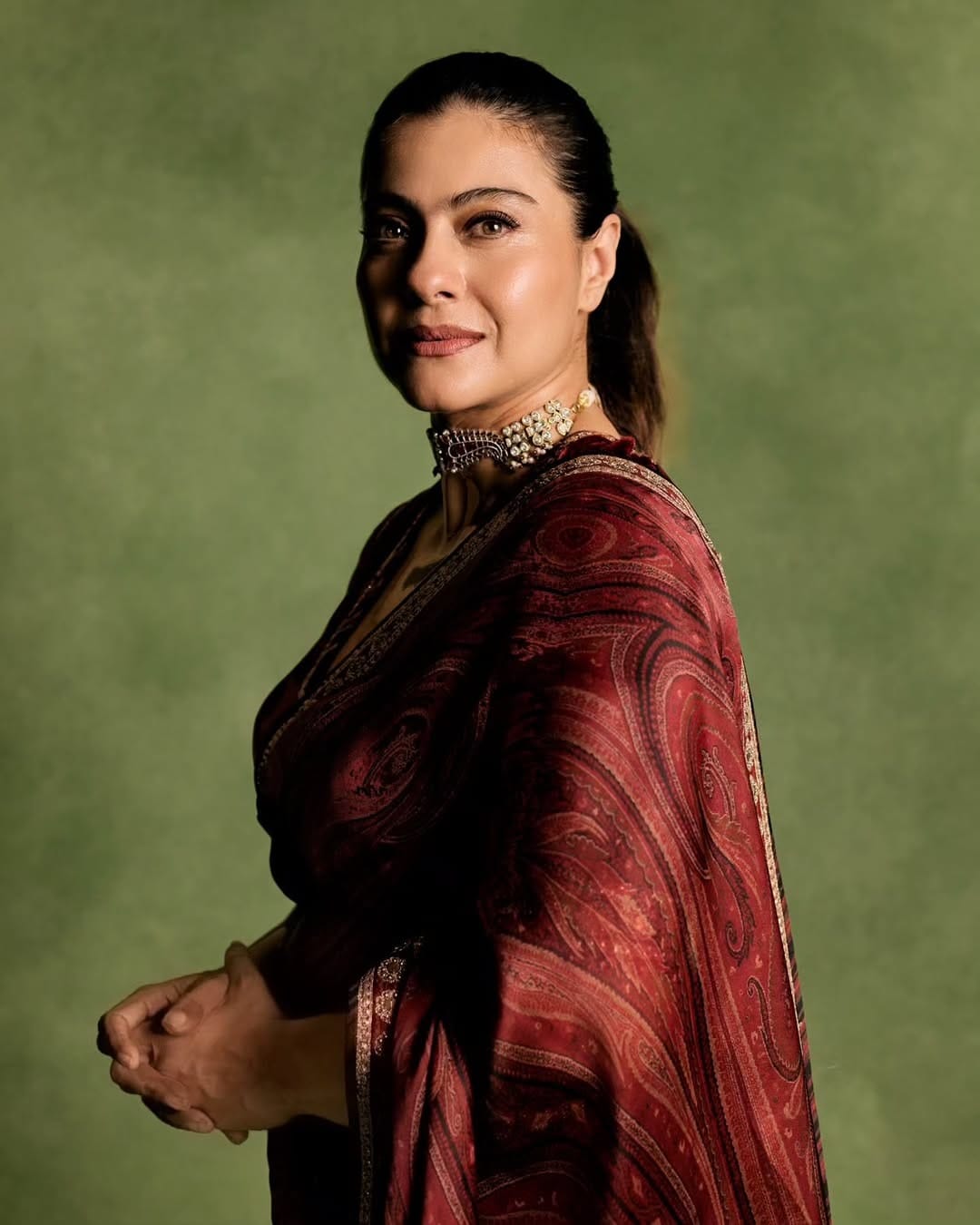 आता देखील साडीत काही फोटो पोस्ट करत अभिनेत्रीने कॅप्शनमध्ये, आध्यात्मिक देखभालीसाठी तात्पुरते अनुपस्थित... असं लिहिलं आहे. सध्या सर्वत्र फक्त आणि फक्त काजोल हिल्या  नव्या लूकची चर्चा रंगली आहे. 