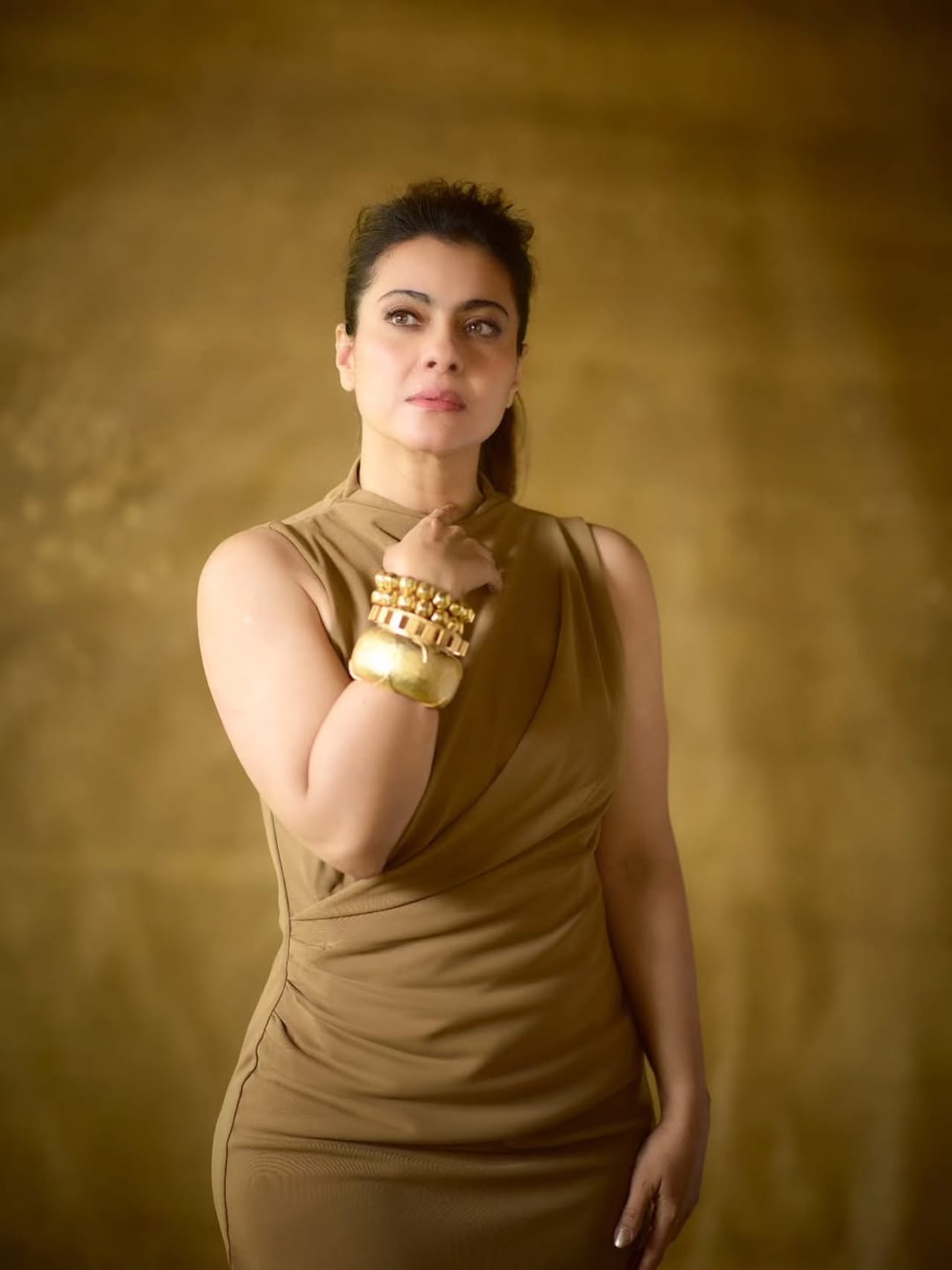 अभिनेत्री काजोल हिच्याबद्दल सांगायचं झालं तर, अभिनेत्री काजोल आज मोठ्या पडद्यावर सक्रिय नसली तरी, कायम कोणत्या न कोणत्या कारणामुळे चर्चे असते. आजही काजोल हिची क्रेझ चाहत्यांमध्ये कायम आहे. 