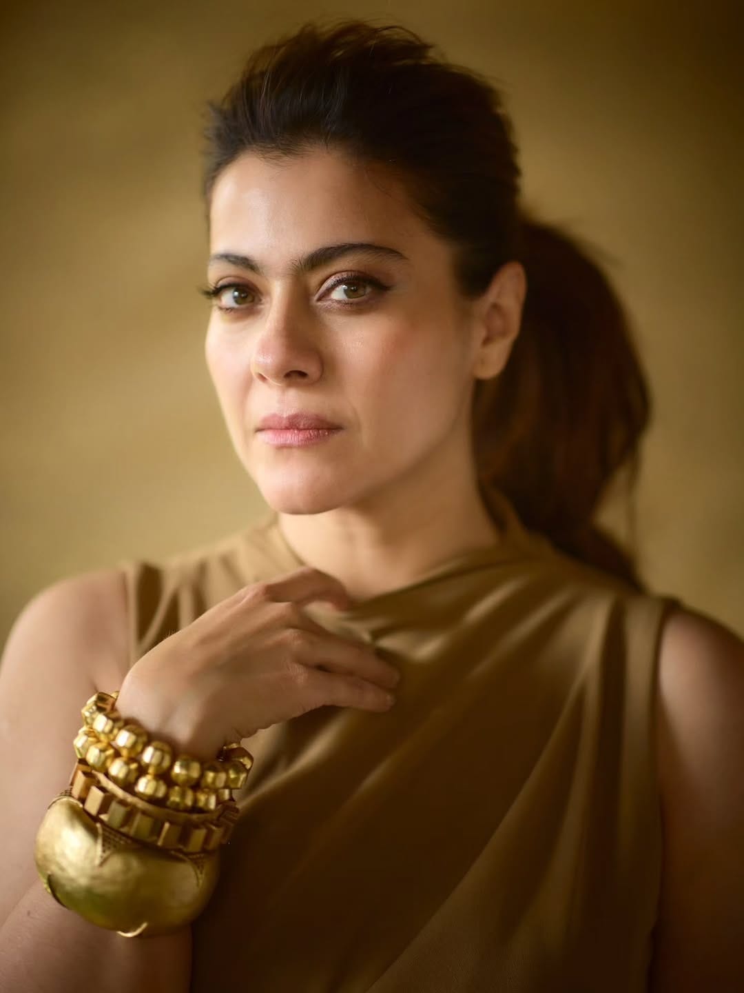 सोशल मीडियावर काजोल कायम सक्रिय असते. सोशल मीडियावर तिच्या चाहत्यांची संख्या देखील फार मोठी आहे. चाहत्यांच्या संपर्कात राहण्यासाठी अभिनेत्री कायम स्वतःचे फोटो आणि व्हिडीओ सोशल मीडियावर पोस्ट करत असते. चाहते देखील अभिनेत्रीच्या प्रत्येक पोस्टवर लाईक्स कमेंटचा वर्षाव करत असतात. 