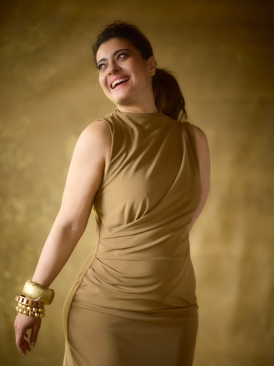 अभिनेत्री काजोल आता बॉलिवूडपासून दूर असली, चाहत्यांमध्ये कायम चर्चेत असते. आता देखील काजोल काही फोटोंमुळे चर्चेत आली आहे. अनेक सिनेमामध्ये दमदार भूमिका बजावत काजोल हिने चाहत्यांच्या मनावर राज्य केलं.  