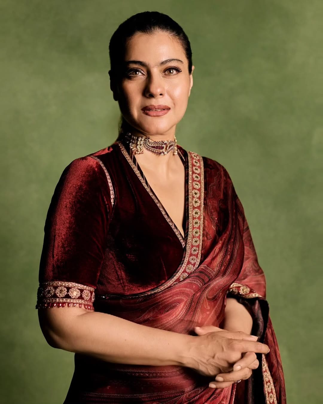 काजोल हिने  साडीत काही फोटो पोस्ट केले आहे. मरुन रंगाच्या साडीत काजोल सुंदर दिसत आहे. काजोल कामय वेगवेवेगळ्या लूकमध्ये फोटो पोस्ट करत असते. चाहत्यांना देखील अभिनेत्रीचा प्रत्येक लूक आवडतो... 