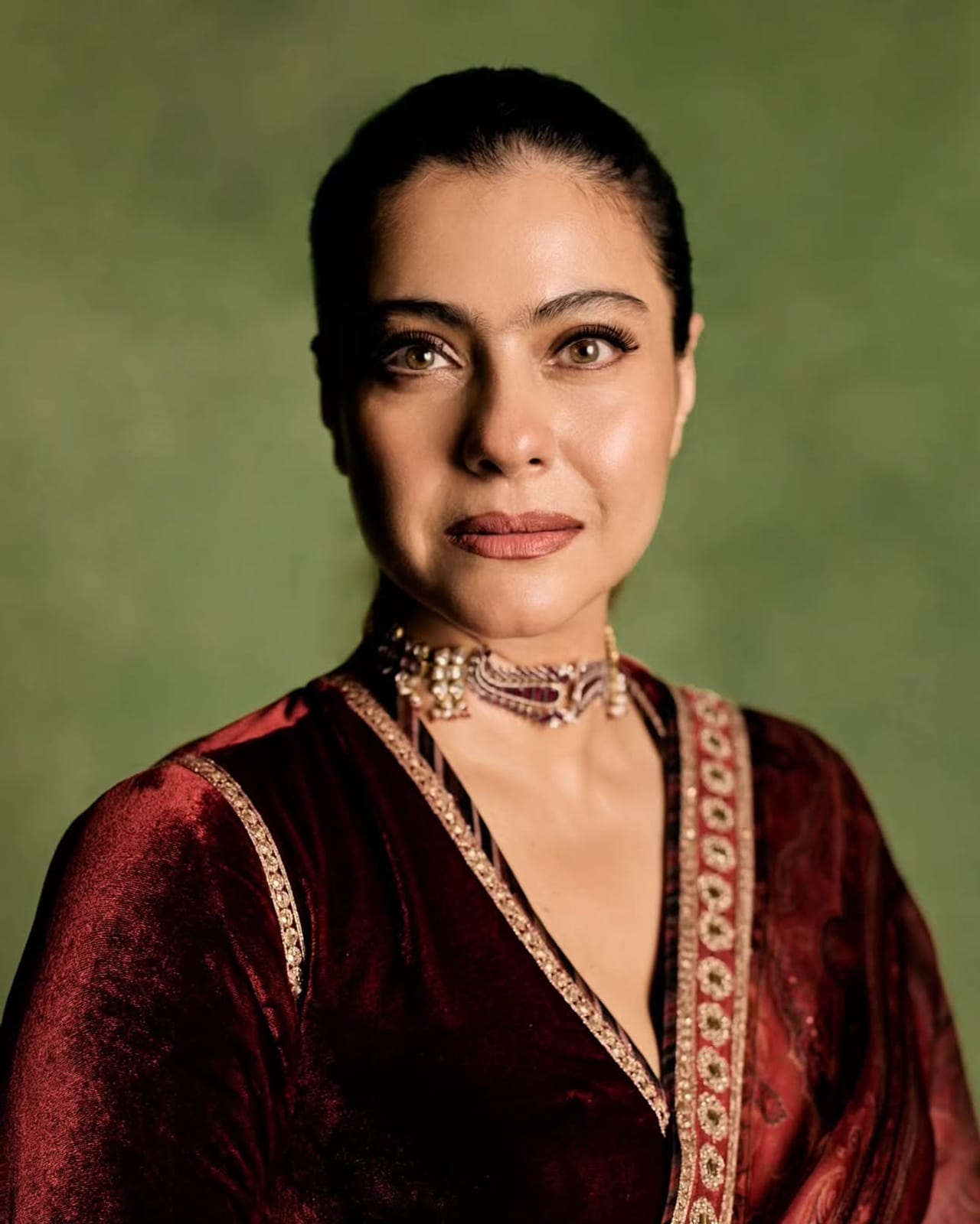 अभिनेत्री काजोल हिचे काही फोटो सध्या सोशल मीडियावर तुफान व्हायरल होत आहेत.  साडीमध्ये काजोल हिने फोटो पोस्ट केले आहे. चाहत्यांना देखील अभिनेत्रीचा लूक आडलेला आहे. पण काजोल हिने पोस्टसाठी लिहिलेल्या कॅप्शनने सर्वांचं लक्ष वेधलं आहे. 