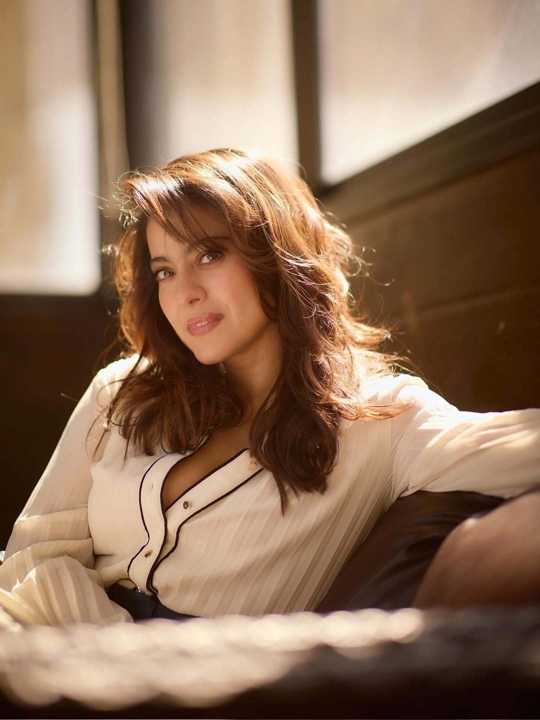 आता काजोल सोशल मीडियावर कायम सक्रिय असते. . सोशल मीडियावर तिच्या चाहत्यांची संख्या देखील मोठी आहे. चाहत्यांमध्ये आजही अभिनेत्रीची क्रेझ दिसून येते. तिच्या प्रत्येक पोस्टवर चाहते लाईक्स आणि कमेंटचा वर्षाव करत असतात. 