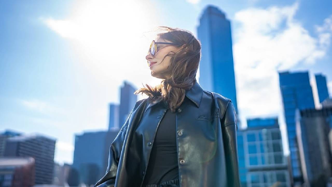 बॉलिवूड इंडस्ट्रीत असे अनेक सेलिब्रिटी आहेत, जे त्यांच्या खासगी आयुष्यामुळे सतत चर्चेत राहिले. त्यापैकीच एक नाव गायिका कनिका कपूरचं आहे. अवघ्या वयाच्या 18 व्या वर्षी तिने लग्न केलं होतं. त्यानंतर ती तीन मुलांची आई झाली. परंतु हे लग्न फार काळ टिकू शकलं नाही. 
