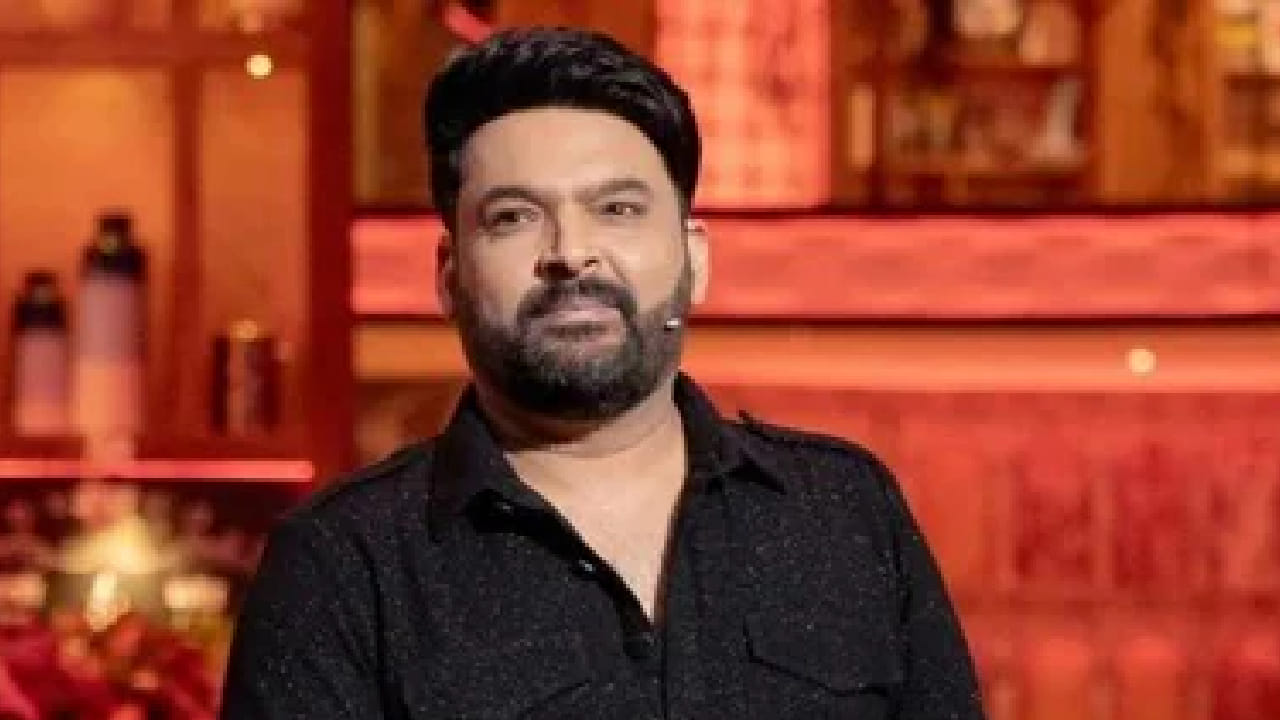 कधी दोन वेळच्या जेवणासाठीही पैसे नसलेला हा कलाकार आज आलिशान जीवनशैली जगतो आणि सुमारे 300 कोटी रुपयांच्या संपत्तीचा मालक बनला आहे. त्यांचा प्रवास लाखो लोकांसाठी प्रेरणादायी ठरतो.