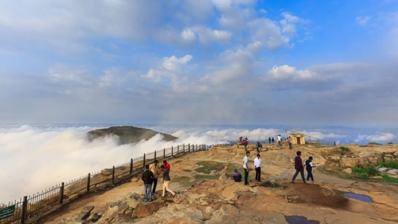 तिरुपतीपासून अवघ्या चार तासांच्या अंतरावर वसलेले एक अप्रतिम आणि निसर्गरम्य हिल स्टेशन सध्या पर्यटकांचे विशेष आकर्षण ठरत आहे. ही जागा परदेशी पर्यटकांचीही खास आवडती मानली जाते. 