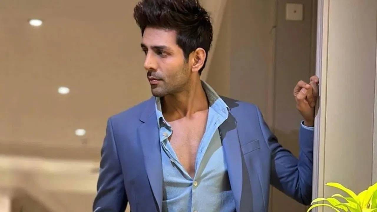 कार्तिक आर्यनचे पेरेंट्स आणि त्याची बहिण डॉक्टर आहे. त्याने इंजीनिअरिंगच शिक्षण घेतलं होतं.  मध्येच तो अभियनात  करिअर बनवण्यासाठी स्ट्रगल करत होता. त्याने मध्येच आपलं शिक्षण सोडून वर्ष 2011 मध्ये फिल्म 'प्यार का पंचनामा' मधून बॉलीवूडमध्ये डेब्यू केला.