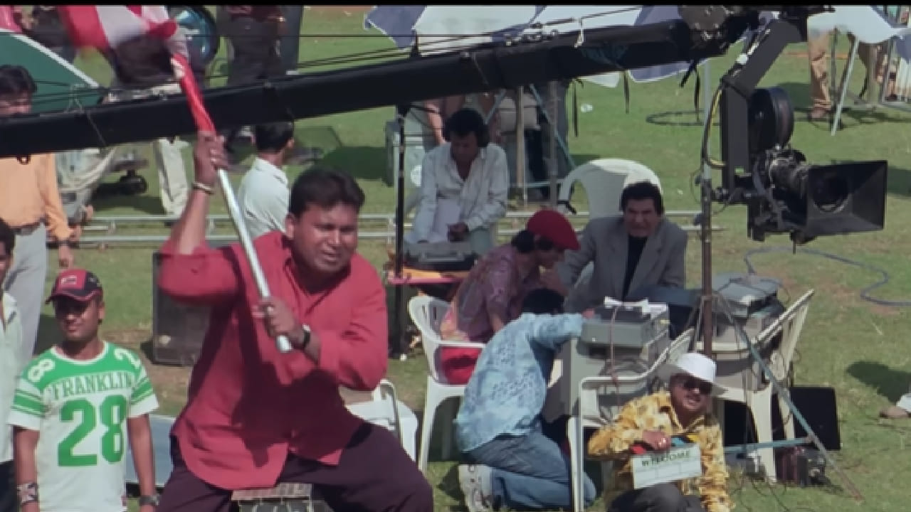 बॉलिवूड इंडस्ट्रीमध्ये असे काही चित्रपट आहेत, ज्यांनी फक्त बॉक्स ऑफिस तर गाजवलच पण प्रेक्षकांच्या मनावर देखील राज्य केलं. असाच एक चित्रपट ज्यामध्ये 18 कलाकार होते. 