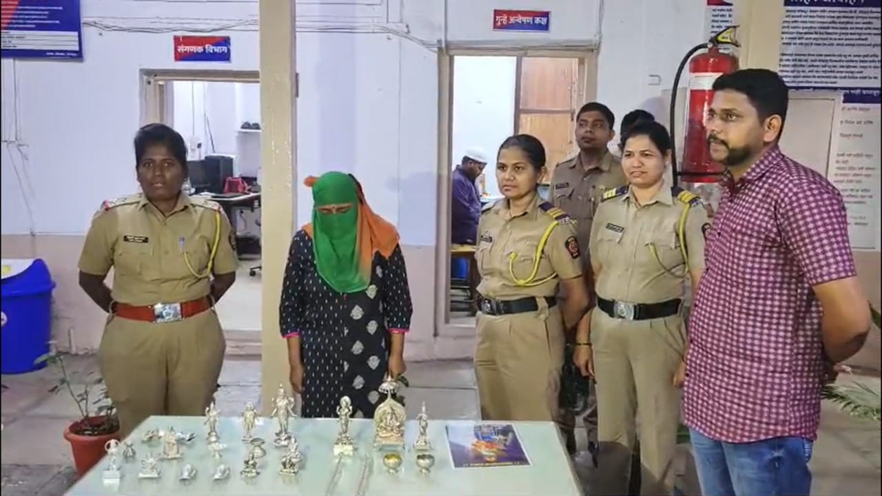 दबक्या पावलाने यायची, देवघरात जायची अन् नंतर... कोल्हापुरात जे घडलं ते पाहून पोलीसही चक्रावले दबक्या पावलाने यायची, देवघरात जायची अन् नंतर... कोल्हापुरात जे घडलं ते पाहून पोलीसही चक्रावले