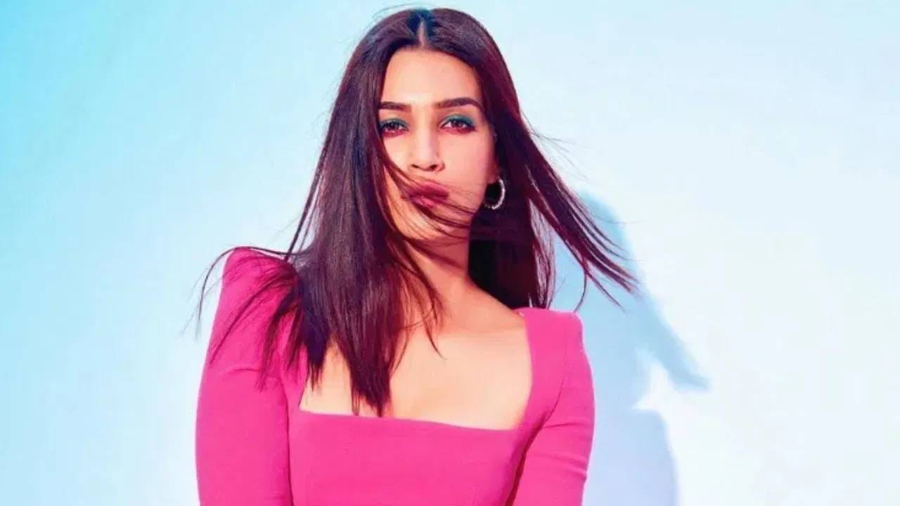 अभिनेत्री कृति सेननने इलेक्ट्रॉनिक्स एंड कम्युनिकेशन इंजीनियरिंगमध्ये बी.टेक केलं होतं. पण इंजीनियरिंग सोडून ती मॉडलिंगकडे वळली. त्यानंतर हिंदी सिनेमात डेब्यू केला. तिच्या एक्टिंग करियरची सुरुवात वर्ष 2014 मध्ये तेलुगु फिल्म 'नेनोक्काडाइन' मधून झाली.