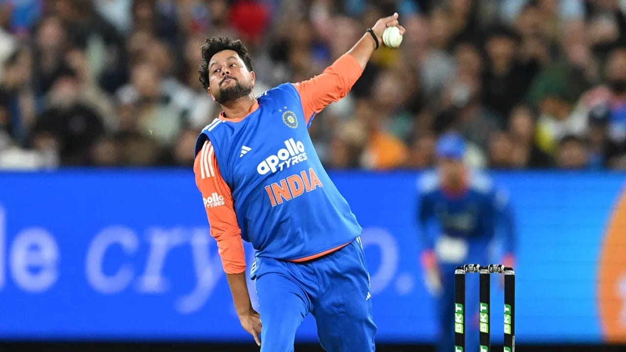 चायनामॅन बॉलर कुलदीप यादव पाकिस्तान विरुद्ध टी 20i वर्ल्ड कपमध्ये भारतासाठी सर्वाधिक विकेट्स घेणारा चौथा गोलंदाज आहे. कुलदीपने 3 सामन्यांमध्ये 8 विकेट्स मिळवल्या आहेत. (Photo Credit : PTI)