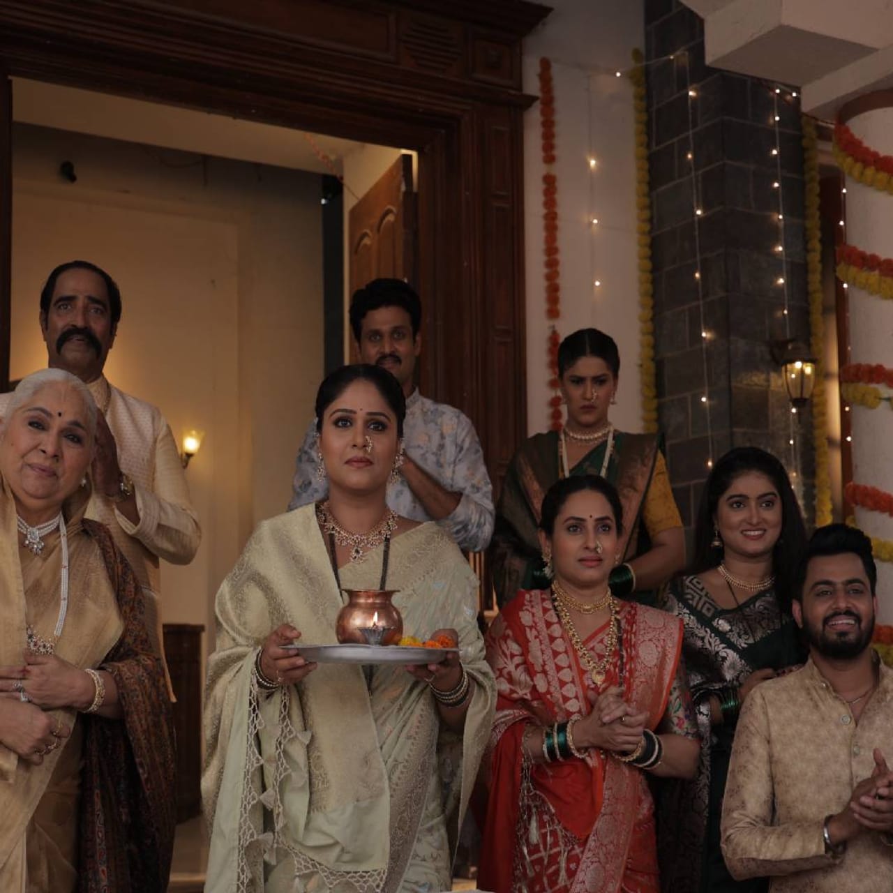 झी मराठी वाहिनीवरील 'लक्ष्मी निवास' या मालिकेची कथा अत्यंत रंजक वळणावर येऊन पोहोचली आहे. गाडे पाटलांच्या घरी महाशिवरात्रीची पारंपरिक पूजा दरवर्षी अत्यंत भक्तिभावाने साजरी केली जाते. या पूजेची एक खास परंपरा आहे. 
