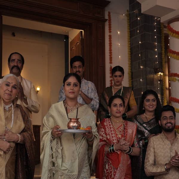झी मराठी वाहिनीवरील 'लक्ष्मी निवास' या मालिकेची कथा अत्यंत रंजक वळणावर येऊन पोहोचली आहे. गाडे पाटलांच्या घरी महाशिवरात्रीची पारंपरिक पूजा दरवर्षी अत्यंत भक्तिभावाने साजरी केली जाते. या पूजेची एक खास परंपरा आहे.