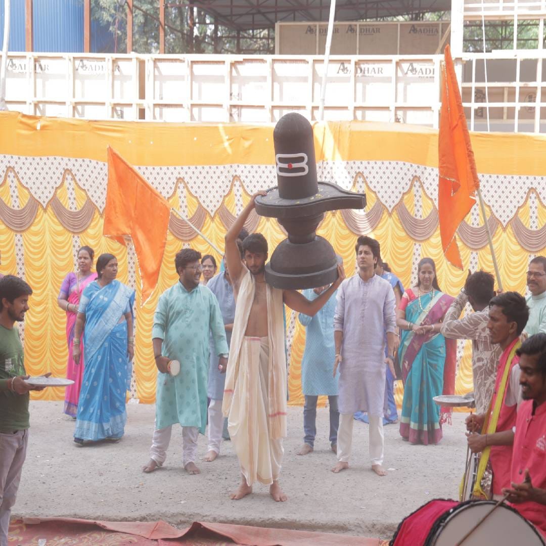 दरम्यान, या विशेष कार्यक्रमात जान्हवी सगळ्यांसमोर येणार असल्याने तिचीही एण्ट्री विशेष ठरणार आहे. काहीही झालं तरी ती जयंतकडे परत जाणार नाही, हे  ठामपणे सांगते. जान्हवीच्या गाण्याच्या दरम्यान सर्वांच्या नजरा तिच्यावर आहेत. जान्हवी सगळ्यांसमोर येते आणि तिला पाहून सगळ्यांना मोठा धक्का बसणार आहे. 
