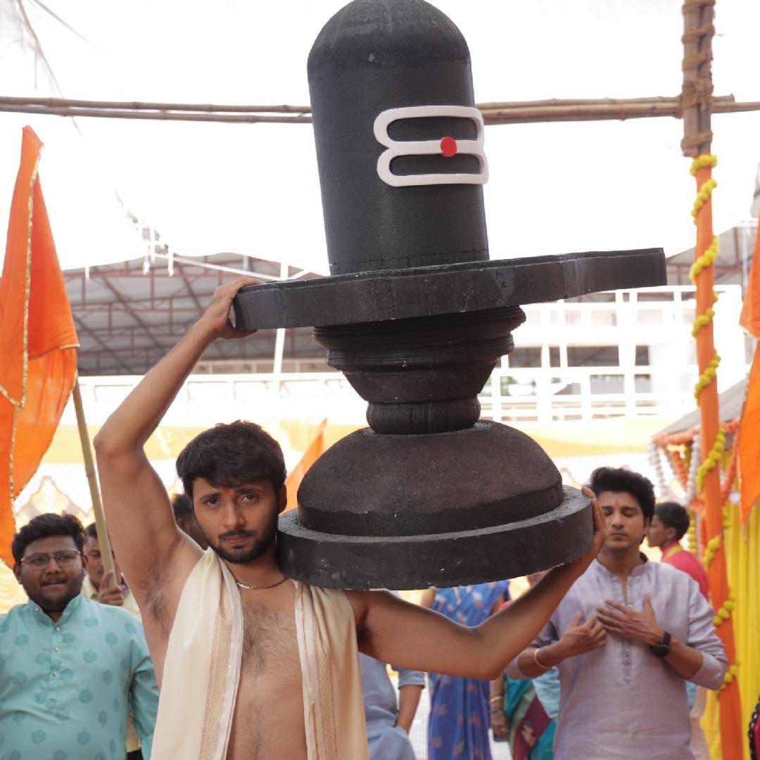 सिद्धूचा गुंडांसोबत सामना होऊन एक थरारक फाइट रंगणार आहे. या संघर्षानंतर सिद्धूचा दुग्धाभिषेक केला जातो. त्यानंतर विधीपूर्वक पिंड घेऊन घरी परततो. सर्वांच्या उपस्थितीत पूजा सुरु होते.
