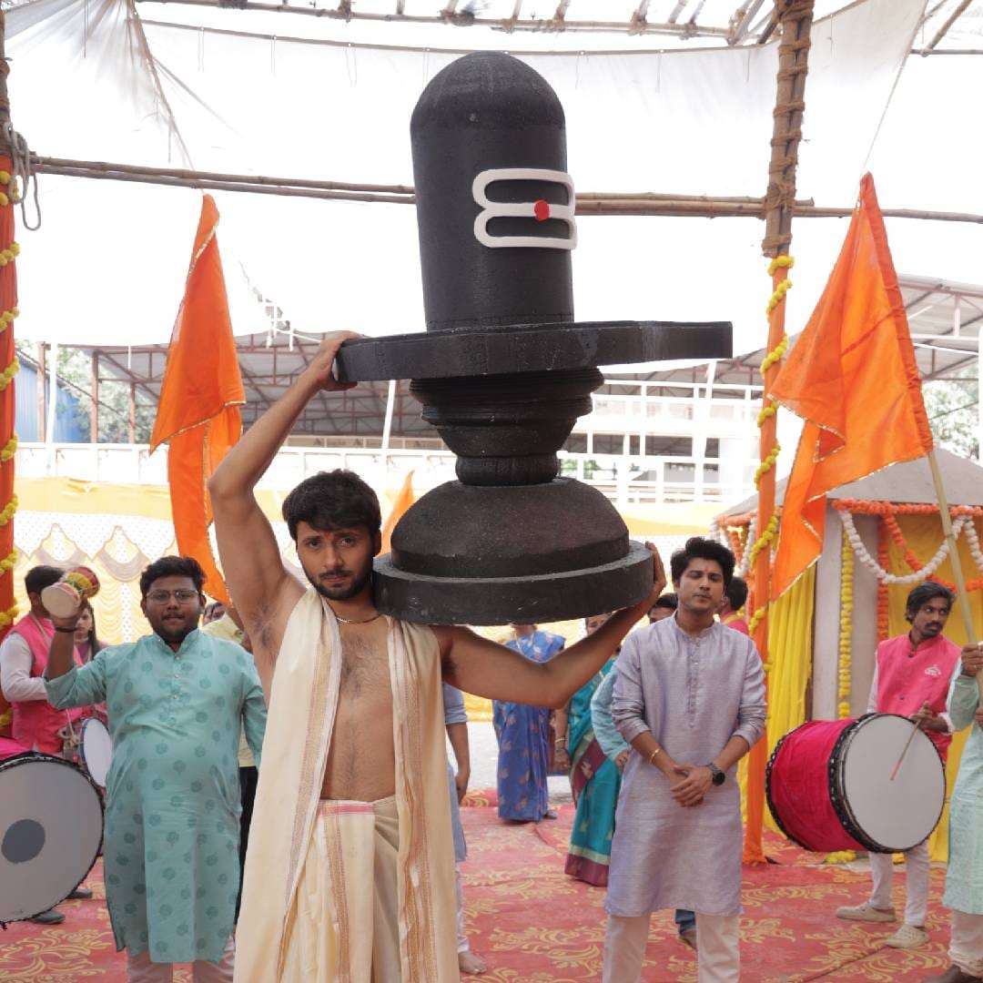 दरवर्षी शंकराची एक नवीन पिंड बनवली जाते आणि त्या पिंडीच्या पूजेनंतर विधीवत स्थापना केली जाते. या वर्षीही घरात उत्साहाचं वातावरण पाहायला मिळणार आहेत. संपूर्ण कुटुंब या महत्त्वाच्या दिवशी एकत्र आलेलं आहे. 
