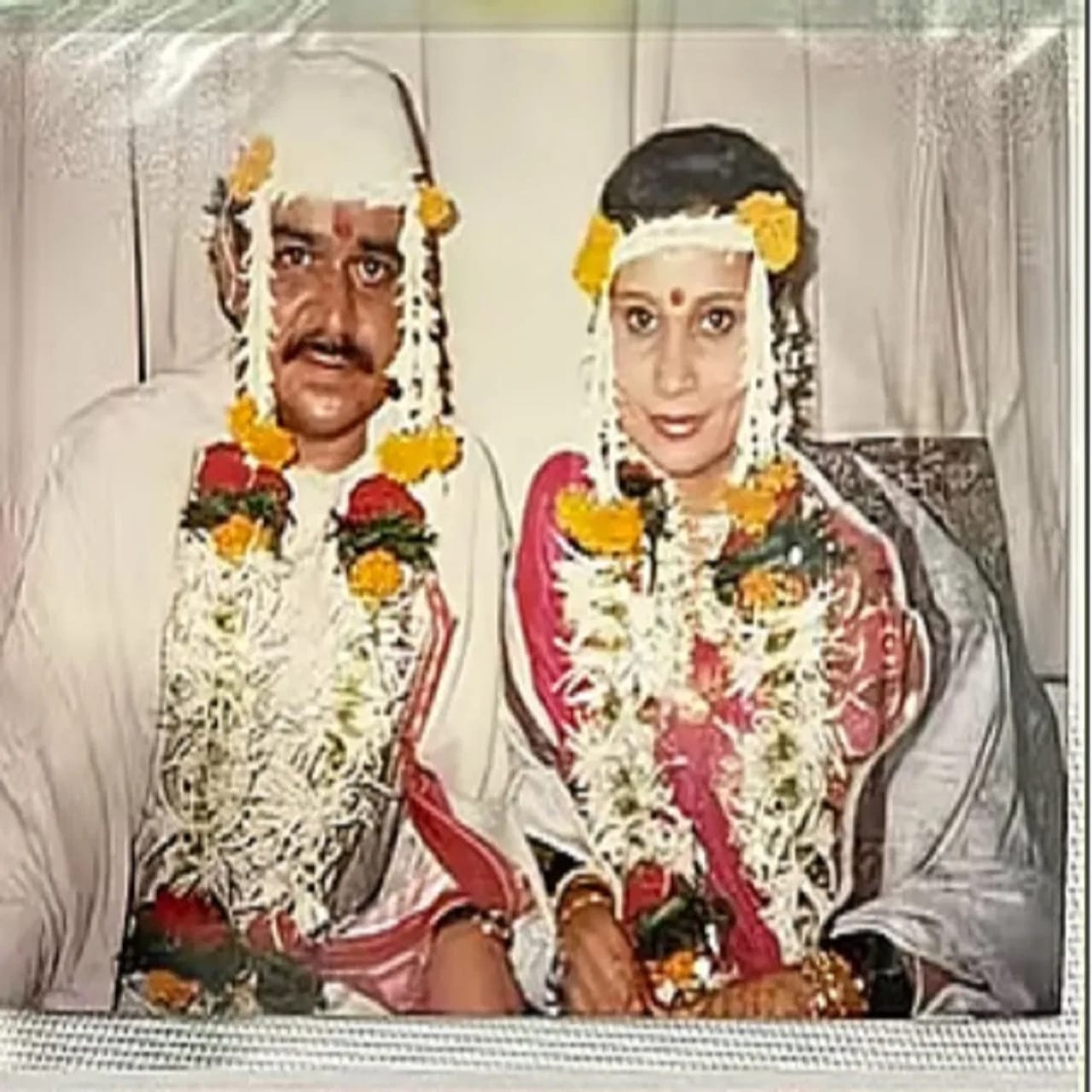 दिवंगत अभिनेते लक्ष्मीकांत बेर्डे आज आपल्यात नसले तरी त्यांच्या असंख्य आठवणी आजही चाहत्यांच्या मनात कायम आहेत. त्यांनी प्रिया बेर्डे यांच्यासोबत दुसरं लग्न केलं. त्यांनी अभिनय आणि स्वानंदी अशी दोन मुलं आहेत.