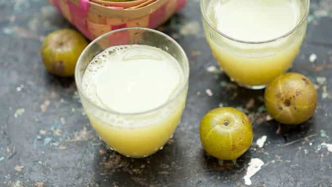आवळा रस की लिंबू पाणी... कोणत्या ज्यूसमध्ये व्हिटॅमिन सीचं प्रमाण अधिक? आरोग्यास होतील असे फायदे
